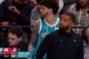 毕业了！拉梅洛·鲍尔被吹防守犯规 个人累计6犯离场 - 资讯配图