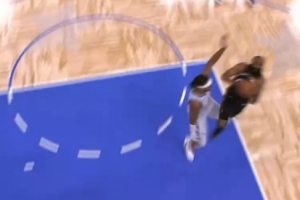 苦苦支撑！哈登对抗防守强攻打2+0 随后助攻埃利斯飙中三分 - 资讯配图