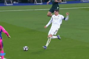 担心红点？多纳鲁马出击扑巴尔韦德单刀，最后有收手动作 - 资讯配图