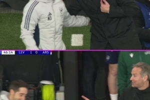 勒沃库森利用角球机会破门后，主帅与阿森纳定位球教练交流心得 - 资讯配图