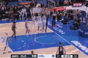 太难了！莫布里篮下接球 强攻遭对手2人补防封盖 - 资讯配图