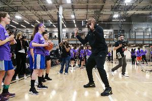 超越科比是不敬?路威:歪曲历史 科比绝不会阻止别人追求伟大 - 资讯配图