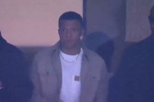 看台上为球队助威，姆巴佩现场观看皇马主场对阵曼城 - 资讯配图