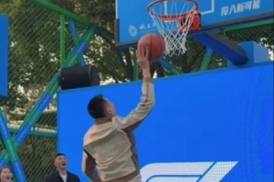 五大囧！杨鸣接阿隆索传球 篮下finger roll转了出来 - 资讯配图