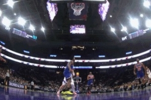 动作不小！森萨博撞翻布伦森 被吹一级恶意犯规 - 资讯配图