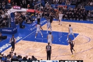 闪转腾挪！莫布里篮下连续转身晃动 起身强攻打板命中 - 资讯配图