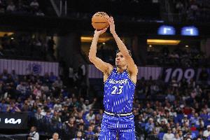 持续输出！席尔瓦双撤步三分命中 帮助魔术占据主动 - 资讯配图