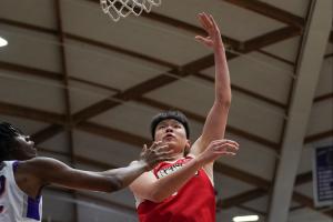 媒体人:杨瀚森进攻高效 但还是暴露出体能和防守问题仍需努力 - 资讯配图