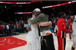 勇士出品!库明加晒与克莱拥抱照:我的兄弟 - 资讯配图