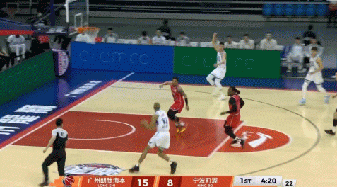 重返CBA戏份不多！贝兹利12分钟6中4拿到8分2板1助 末节没有登场 - 资讯配图