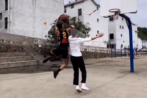 哥们也太像了!中国网友模仿亚历山大打球 表弟沃克&队友切特点赞 - 资讯配图