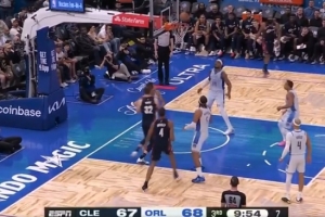 动起来打！莫布里持球强突班凯罗后仰跳投得分 - 资讯配图