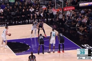 什么叫顶级射手！克尼佩尔兜出来直接三分 德罗赞扑防不及送加罚 - 资讯配图