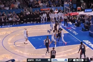 节奏很稳！哈登倚住防守左路突破 高抛打板轻松命中 - 资讯配图