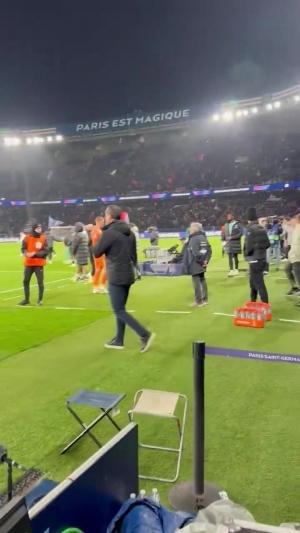 沮丧!约恩森赛后最初离场,桑切斯说服其回到球场内参与谢场 - 资讯配图