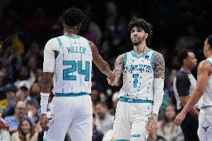 外线双枪!鲍尔三分13中6砍下30+6+5 米勒15中7砍下20+5+2断 - 资讯配图