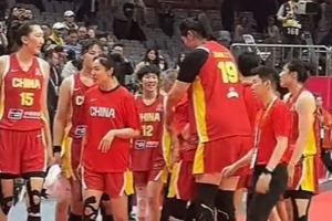 郑薇赛后拥抱中国女篮全队 王思雨落泪 张子宇拥抱安慰 - 资讯配图