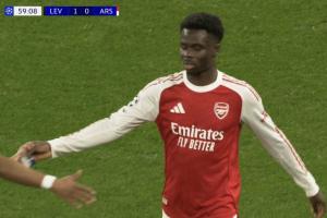 棍哥上来冲一冲！萨卡第60分钟被换下场，马杜埃凯替补登场 - 资讯配图