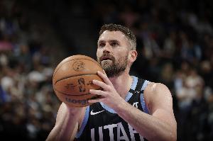 不演了？爵士前场抢断&乐福三分再中 帮助球队领先18分轰停尼克斯 - 资讯配图