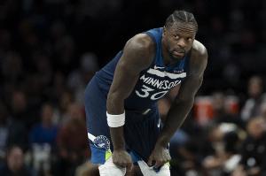 火药味！兰德尔卡位时和马瑟林发生口角 后者被吹普通犯规 - 资讯配图