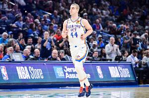 雷霆米切尔：托皮奇是非常强大的球员 看他回来开心打球感觉很好 - 资讯配图