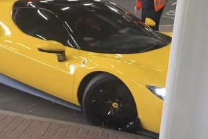 太阳报:托纳利价值30万镑的法拉利被安保人员停车时刮伤轮毂 - 资讯配图