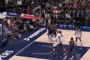 摧枯拉朽！乔丹·米勒接球腾空而起 力压兰德尔暴力隔扣 - 资讯配图