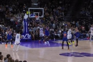 极限操作！科利尔弧顶躲过两人夹击轰进压哨三分球 - 资讯配图