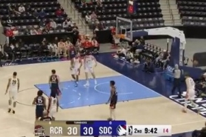 场上很积极！杨瀚森罚球间隙与队友交流沟通 - 资讯配图