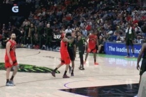 打得郁闷！英格拉姆暂停后扔护腕发泄被吹技犯 - 资讯配图