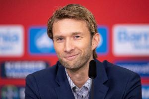 药厂高层谈点球：接触轻微且似乎过了2秒才倒地，我认为不该判点 - 资讯配图