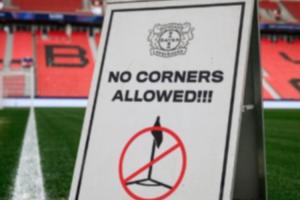 药厂赛前竖“禁止角球”警示牌,破门后:谁把那东西放那儿的 - 资讯配图