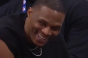 小儿科了！三球投中三分后冲威少飙垃圾话 引后者哈哈大笑 - 资讯配图