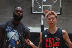 国内野球手许涛和史蒂芬森单挑局！师弟依旧潇洒 毕竟是前NBA球员 - 资讯配图