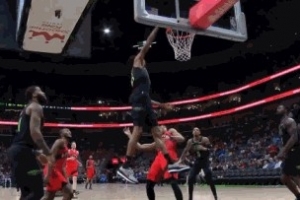 势头不对！英格拉姆连续失误 墨菲反击跟进战斧劈扣打停猛龙 - 资讯配图