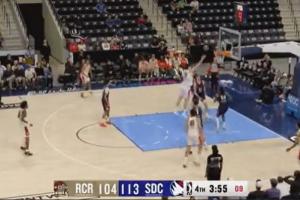 包夹来了！杨瀚森低位闪电转身绕开防守 可惜上篮没进 - 资讯配图