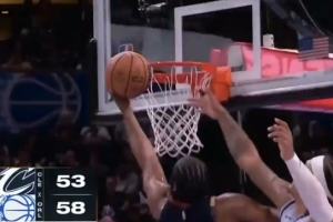 节奏大师！哈登突破小停顿+欧洲步定住防守轻松上篮得分 - 资讯配图