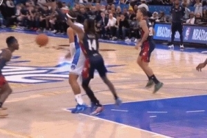 玩起来了！班凯罗背身单打吸引包夹 不看人妙传小卡特三分！ - 资讯配图