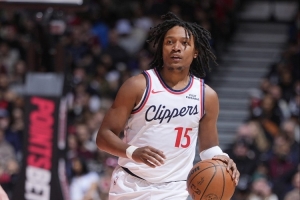 降维打击！泰泰·华盛顿对飚杨瀚森 23中15&零失误暴砍39+6+11 - 资讯配图