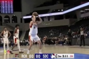 只能靠犯规了！杨瀚森篮下要空接被犯规 罚球继续涨分 - 资讯配图