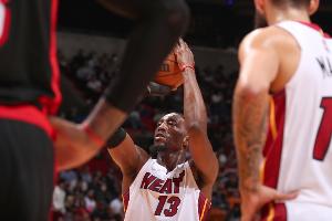 韦德：阿德巴约前三节发挥完美 但人们只盯着变成闹剧的最后5分钟 - 资讯配图