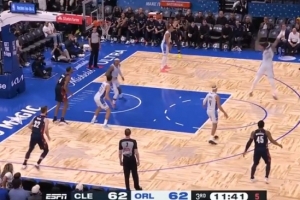 上来就进！哈登单打标志性后撤步三分命中 反超比分！ - 资讯配图