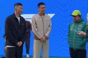 梦幻联动!杨鸣和刘炜参加F1上海站活动 与车手阿隆索互动 - 资讯配图