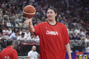 媒体人:张子宇是双刃剑 提供高效个人进攻 但影响全队的攻防发挥 - 资讯配图