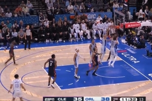 翻江倒海！莫布里拼下前场篮板直接隔扣&强攻篮下打成2+1 - 资讯配图