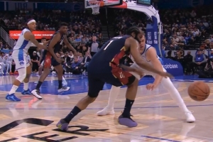 哈登持球被大瓦格纳干扰出界&裁判吹魔术球权 骑士挑战成功 - 资讯配图