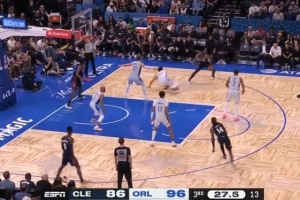 止血！米切尔晃倒新秀庞达 随后空位三分稳稳命中 - 资讯配图