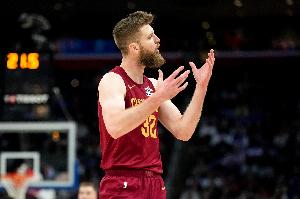 进攻端毫无贡献!迪恩·韦德2中0未得分 仅拿到5分1帽 - 资讯配图