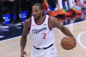 战神卡！伦纳德无差别单打半场13中10砍下28分 罚球6中6 - 资讯配图