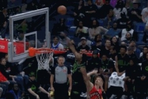 直接上看台！米西贴防迪克暴起大帽扇飞后者上篮 - 资讯配图